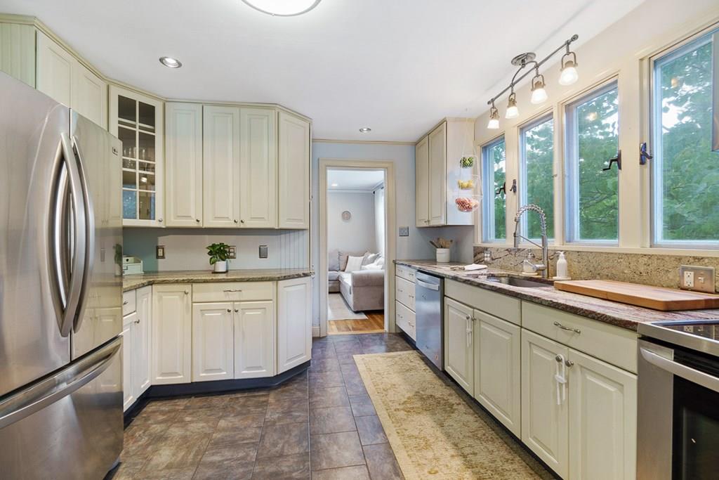 18 Robinson Road Littleton, MA 01460 - Photo 10 of 41 Gallery Image 10