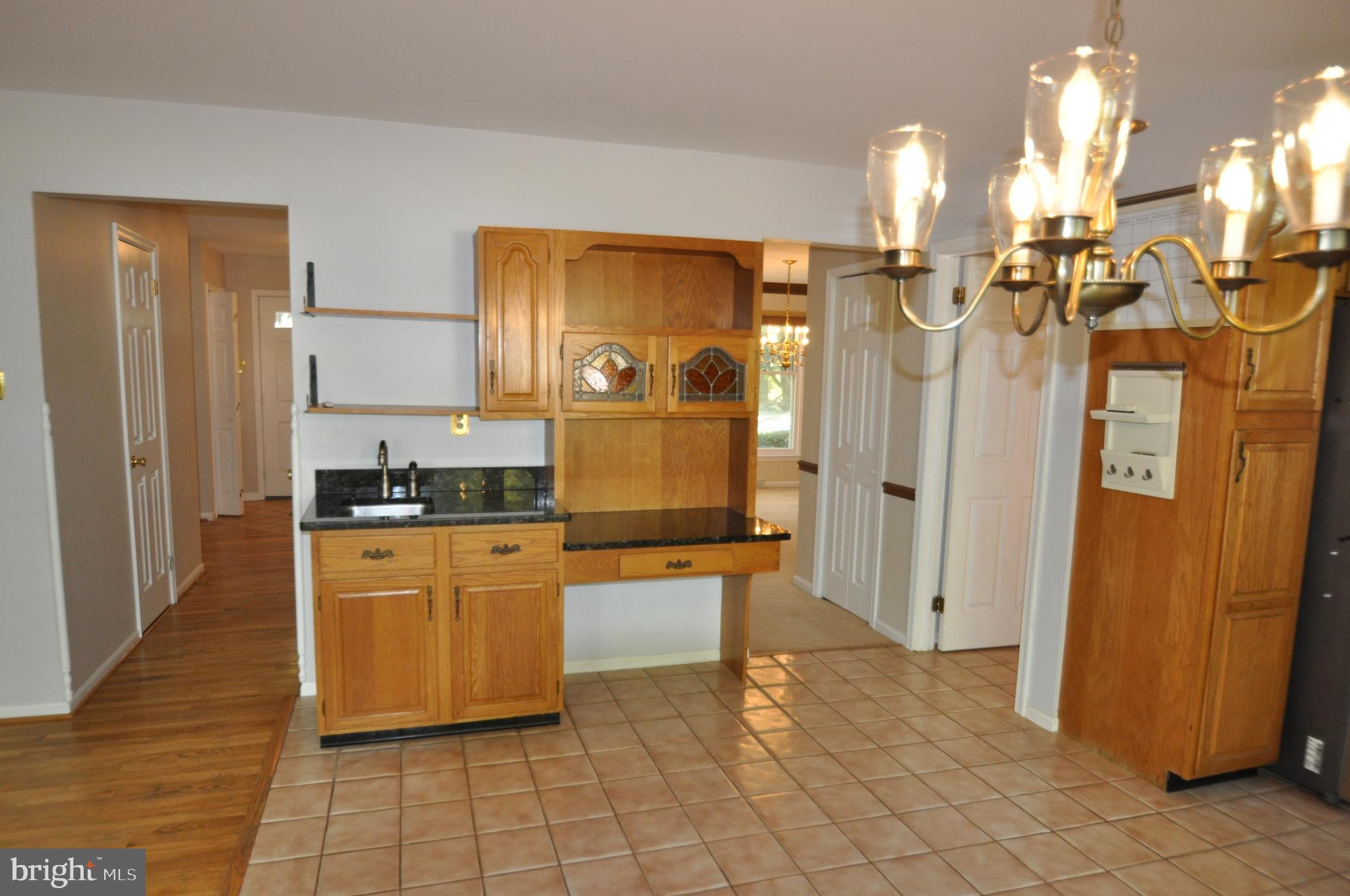 100 Country Flower Road Newark, DE 19711 - Photo 9 of 24 Kitchen w/ desk workplace