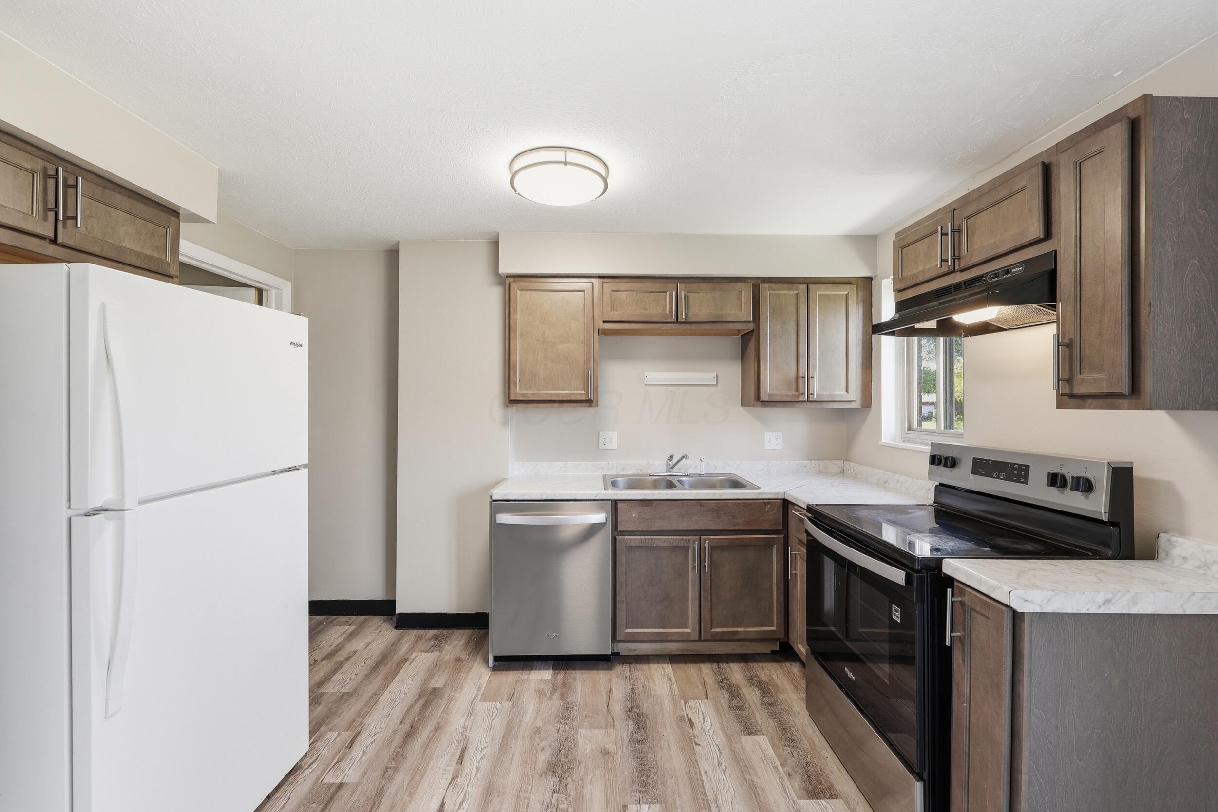 1759 Lonsdale Road, Unit B Columbus, OH 43232 - Photo 7 of 17 Kitchen includes the appliances.
