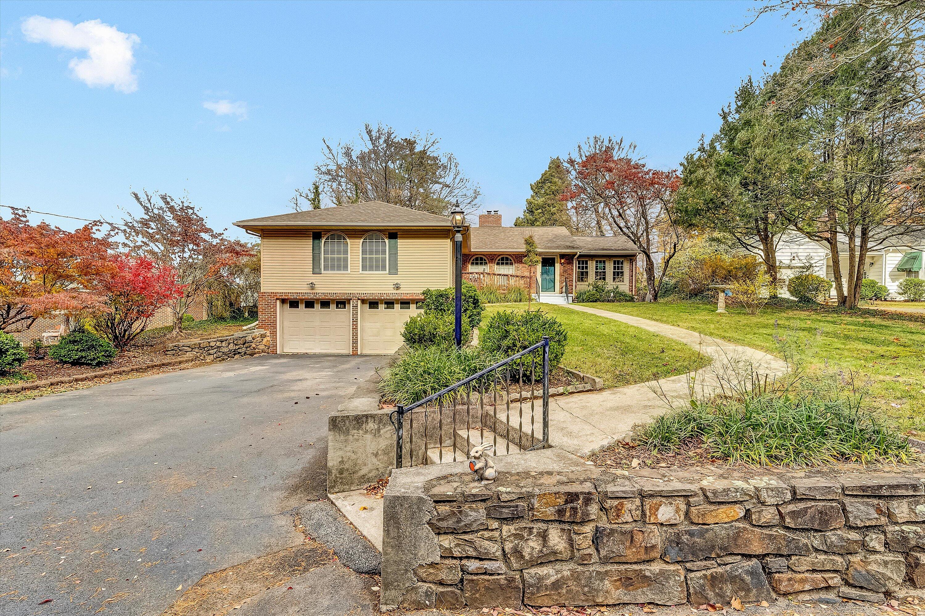 1039 Clearfield Road Southwest Roanoke, VA 24015 - Photo 1 of 44 01-VM-00830