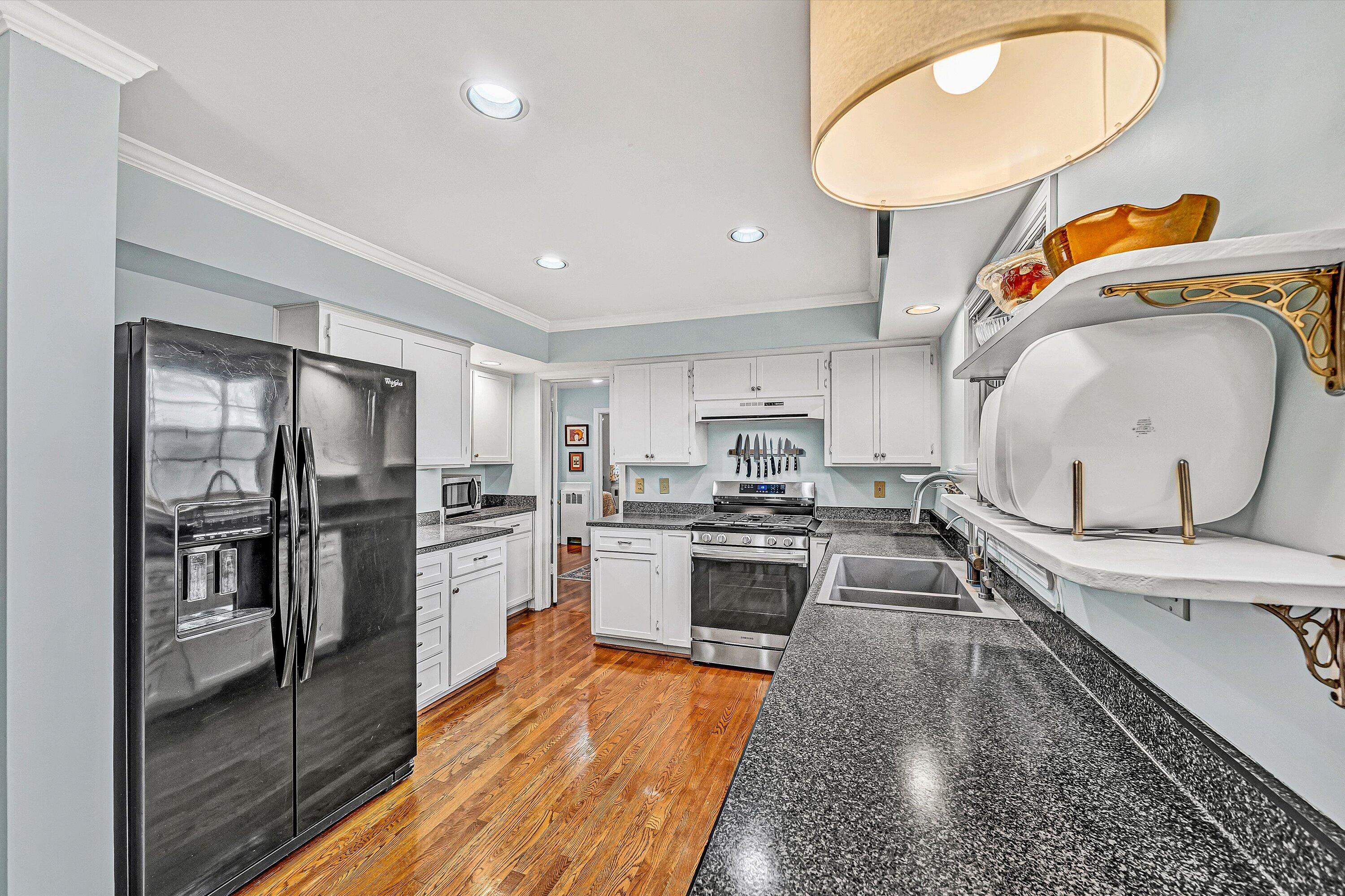 1039 Clearfield Road Southwest Roanoke, VA 24015 - Photo 8 of 44 10-VM-00610