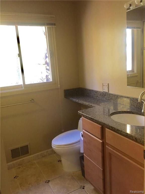 30618 High Valley Road Farmington Hills, MI 48331 - Photo 32 of 46