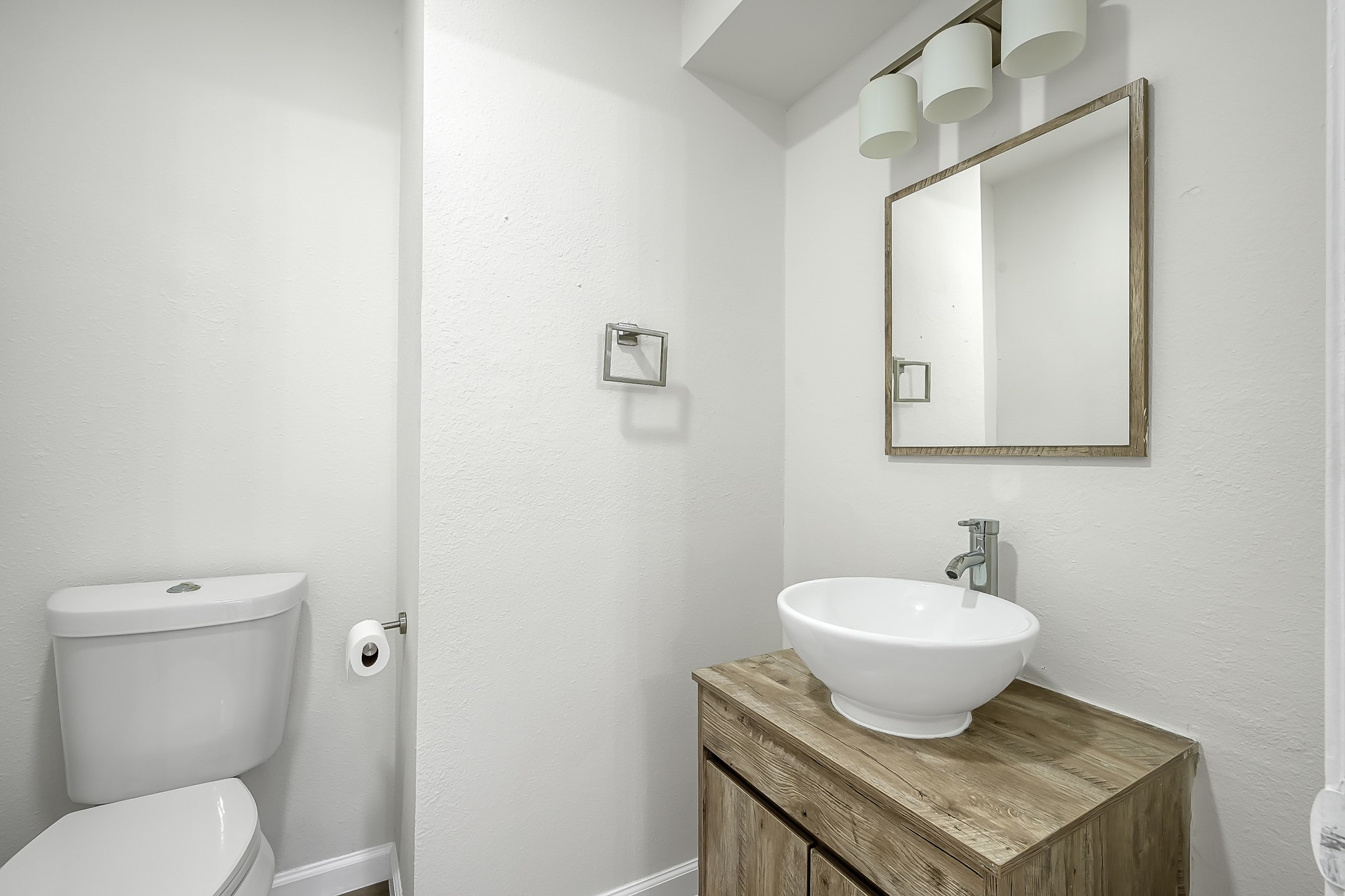 7610 Theisswood Road Spring, TX 77379 - Photo 18 of 42 a bathroom with a toilet sink and mirror
