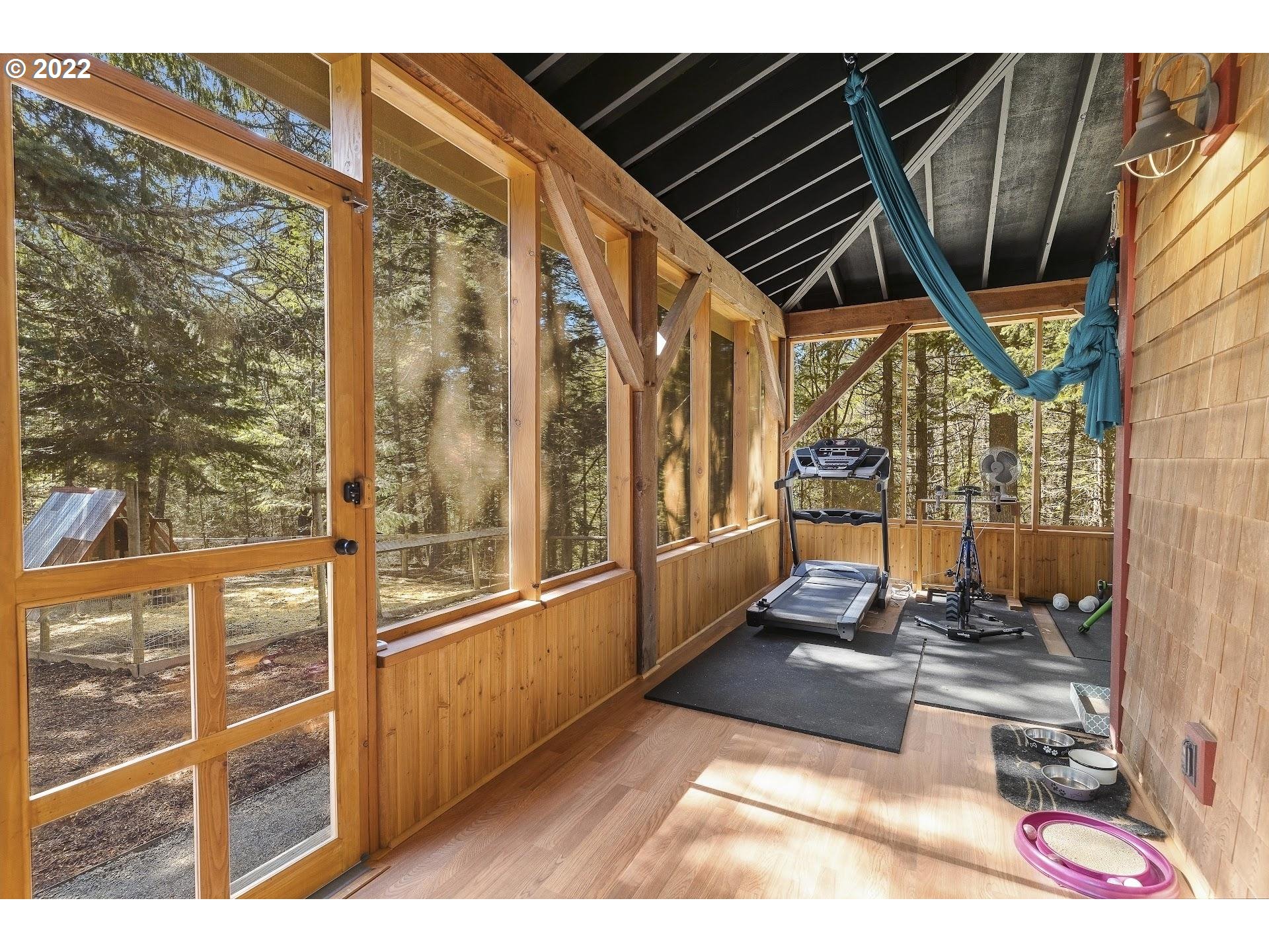 181 Lyons Road White Salmon, WA 98672 - Photo 15 of 32 a very nice looking room with a large window