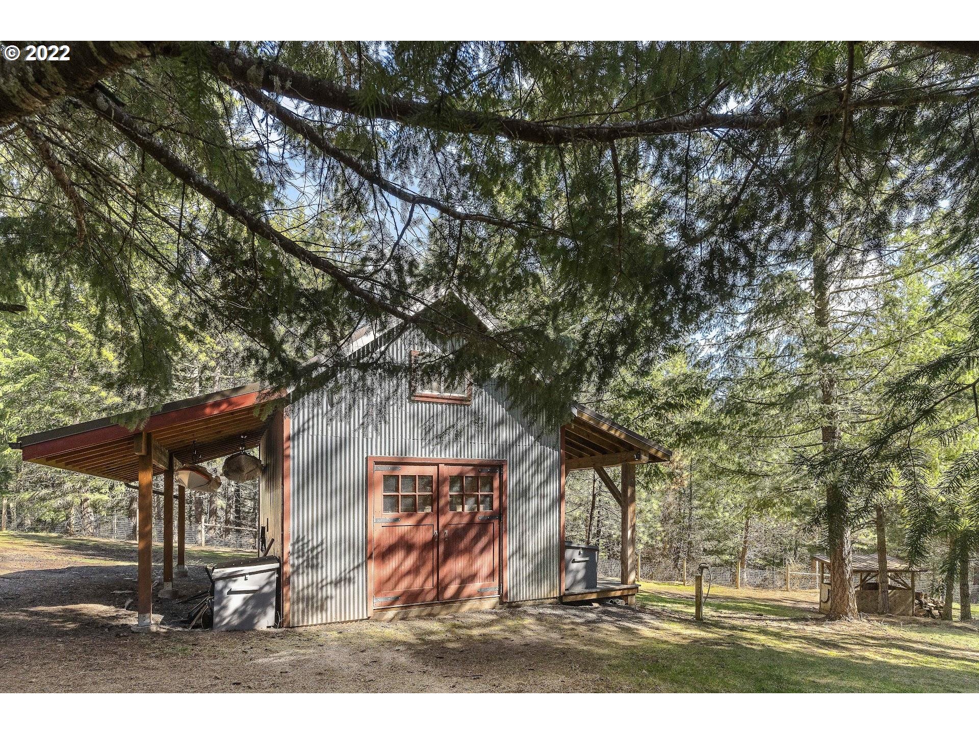 181 Lyons Road White Salmon, WA 98672 - Photo 24 of 32 a backyard of a house with lots of green space