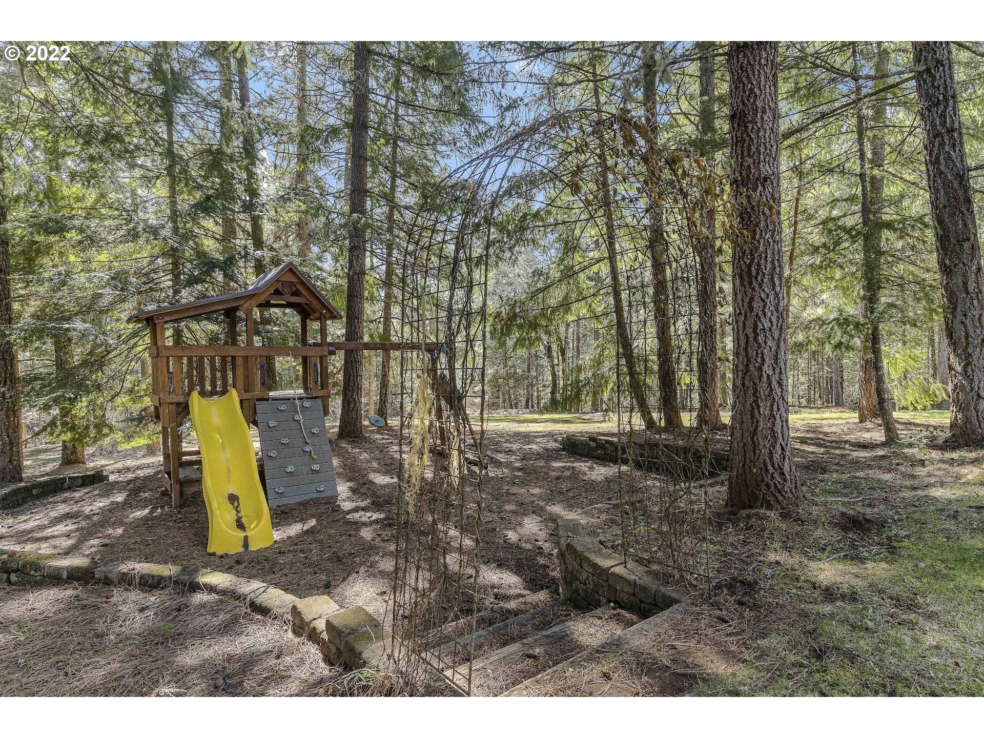 181 Lyons Road White Salmon, WA 98672 - Photo 26 of 32 a view of a park with large trees