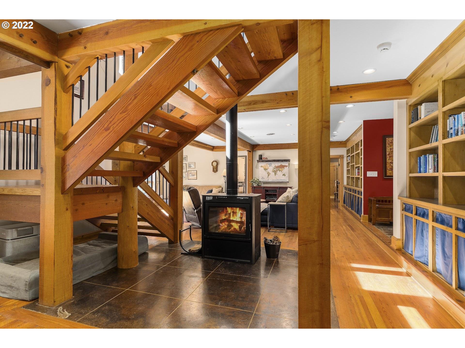 181 Lyons Road White Salmon, WA 98672 - Photo 7 of 32 a view of an entryway