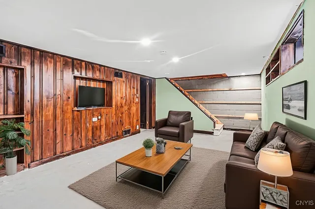 $380,000 | 5 Glen Crest Boulevard, New Hartford, NY 13413