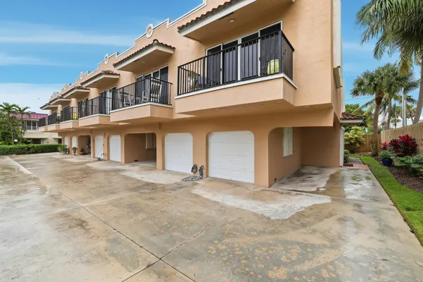 $3,895 | 2049 Southeast 6th Street, Unit F, Deerfield Beach, FL 33441