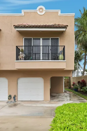 $3,895 | 2049 Southeast 6th Street, Unit F, Deerfield Beach, FL 33441