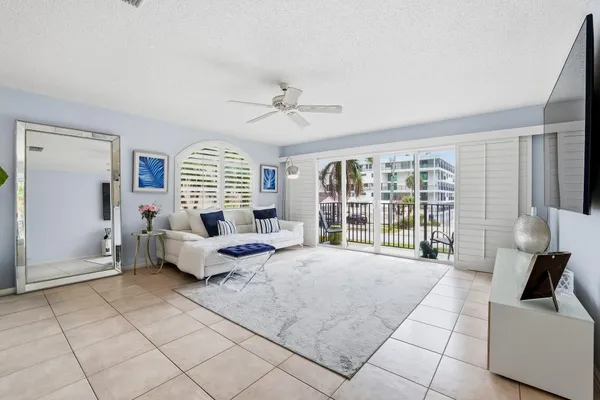 $3,895 | 2049 Southeast 6th Street, Unit F, Deerfield Beach, FL 33441