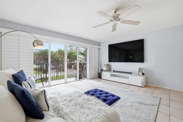 $3,895 | 2049 Southeast 6th Street, Unit F, Deerfield Beach, FL 33441