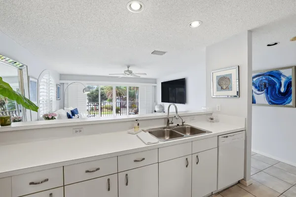 $3,895 | 2049 Southeast 6th Street, Unit F, Deerfield Beach, FL 33441