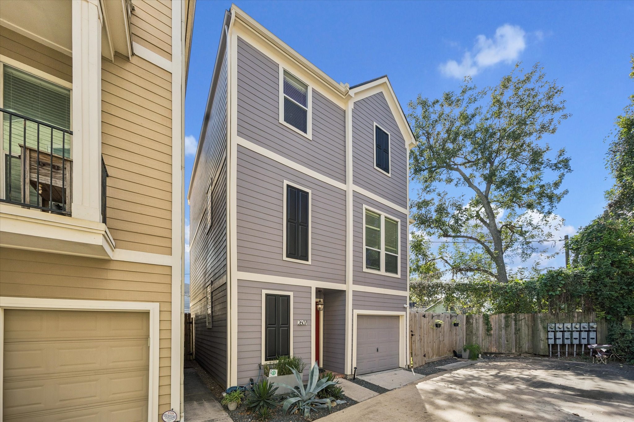 2607 Link Road Houston, TX 77009 - Photo 2 of 21 Charming 2 Bedroom, 2 Bath home with a Garage in a gated community