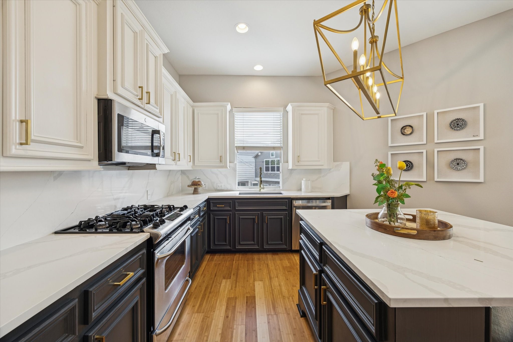 2607 Link Road Houston, TX 77009 - Photo 10 of 21 Wonderful natural lights flows through the many windows