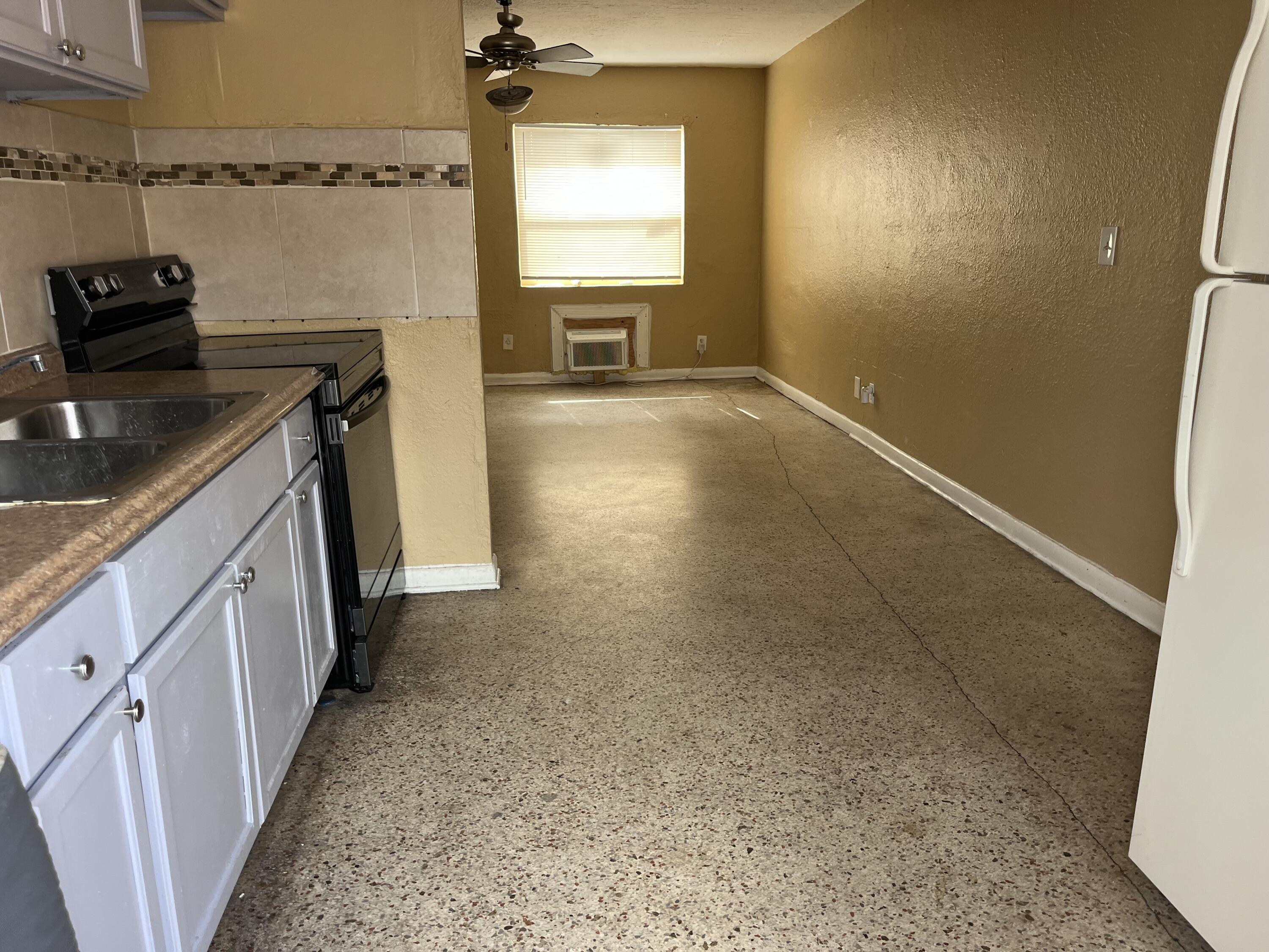 633 West 9th Street, Unit B Riviera Beach, FL 33404 - Photo 4 of 7 IMG_5722