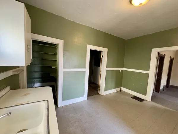 a view of utility room