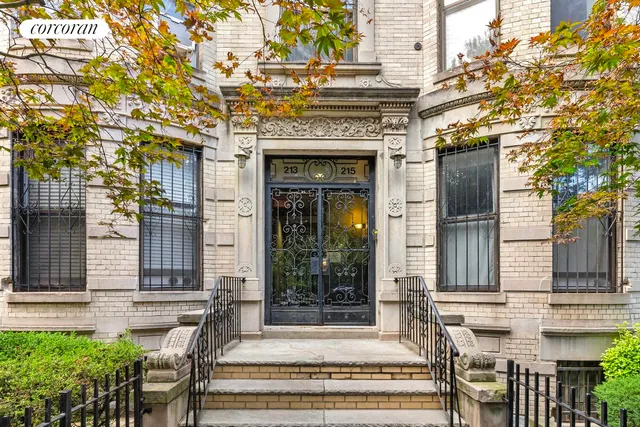 a picture of a room with a floor plan