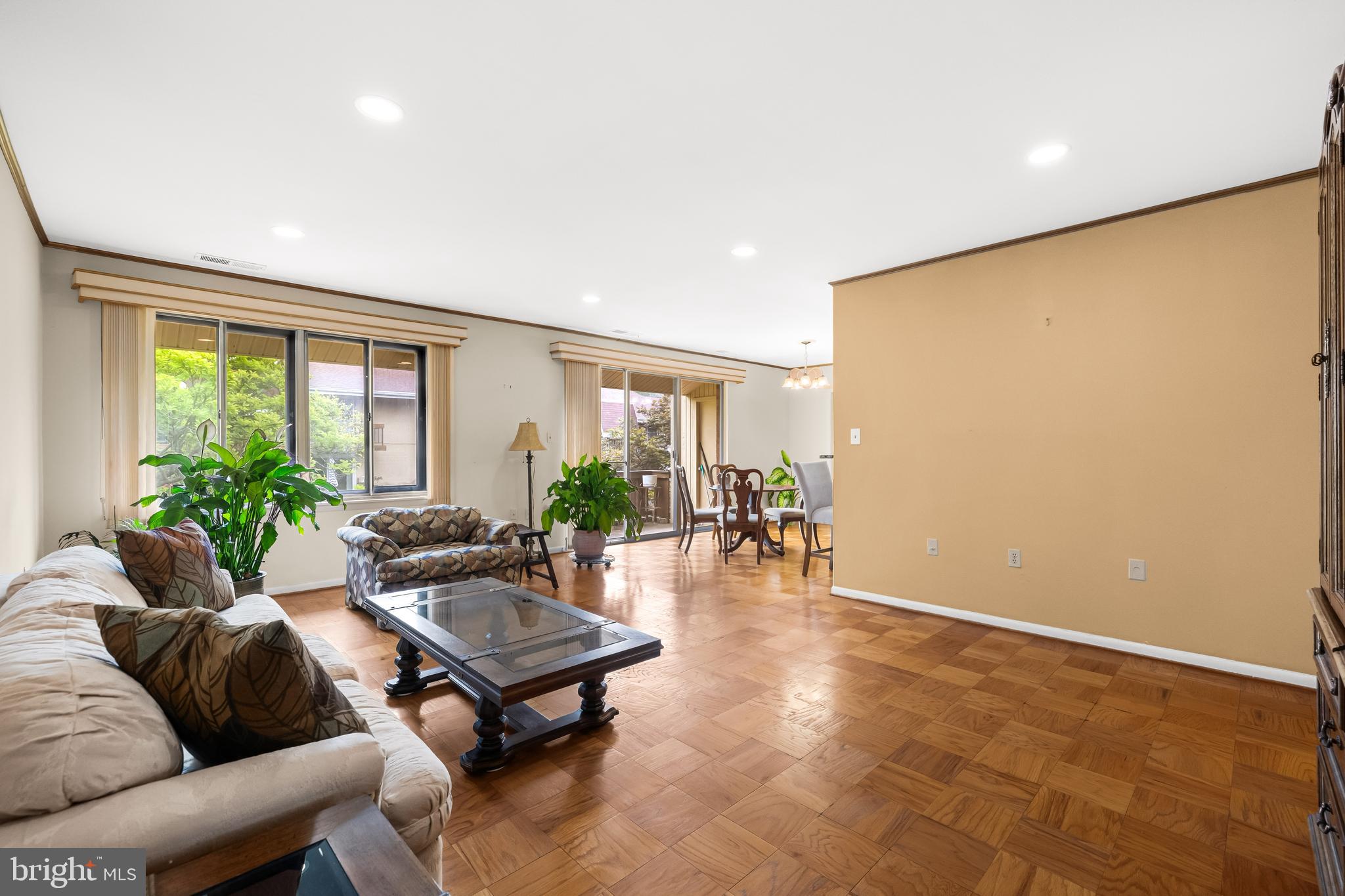 11 Hamill Road, Unit 11E Baltimore, MD 21210 - Photo 16 of 32 Livingroom