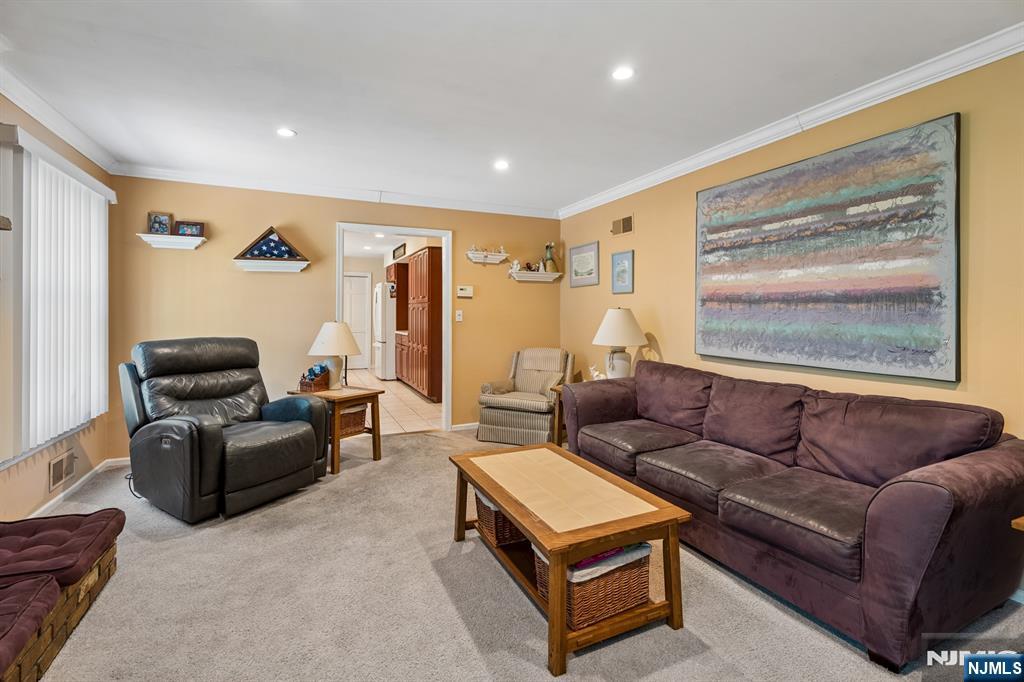 39 Robin Hood Way Wayne, NJ 07470 - Photo 7 of 36