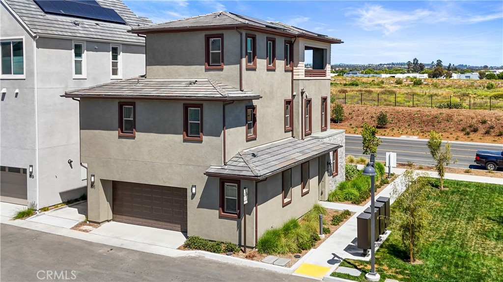 191 Lynx Irvine, CA 92618 - Photo 3 of 24 a house with a outdoor space