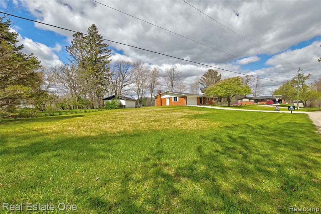 327 Coats Road Lake Orion, MI 48362 - Photo 8 of 62 Gallery Image 8