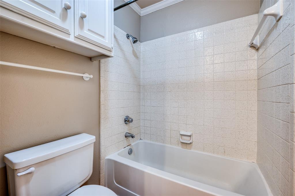 148 Cobblestone Row Denton, TX 76207 - Photo 22 of 37 a bathroom with a toilet and a bathtub