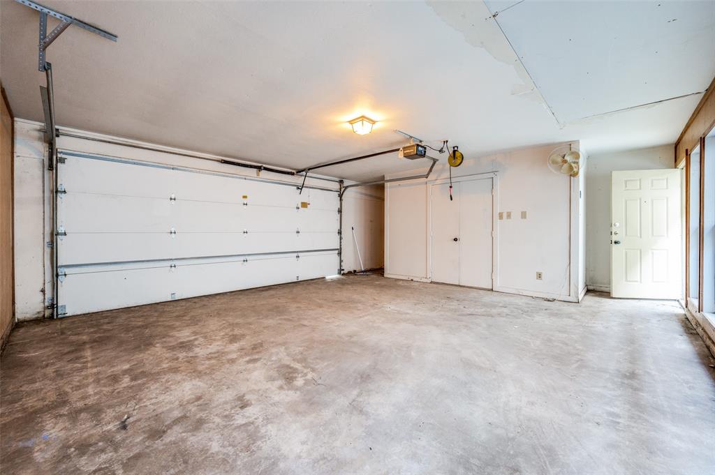 148 Cobblestone Row Denton, TX 76207 - Photo 31 of 37 a view of a garage