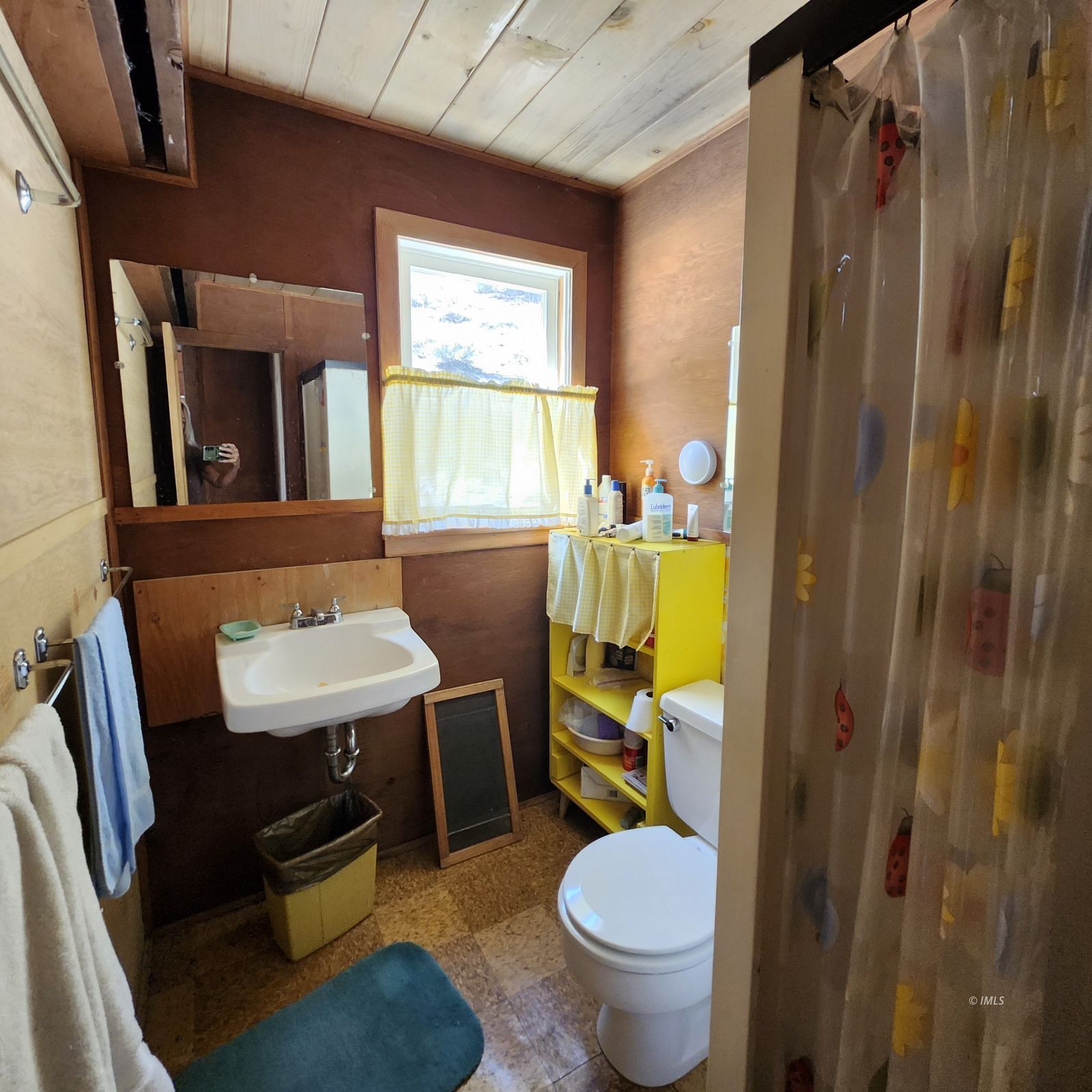 22 Whitney Portal Road Lone Pine, CA 93545 - Photo 22 of 32 3/4 bathroom