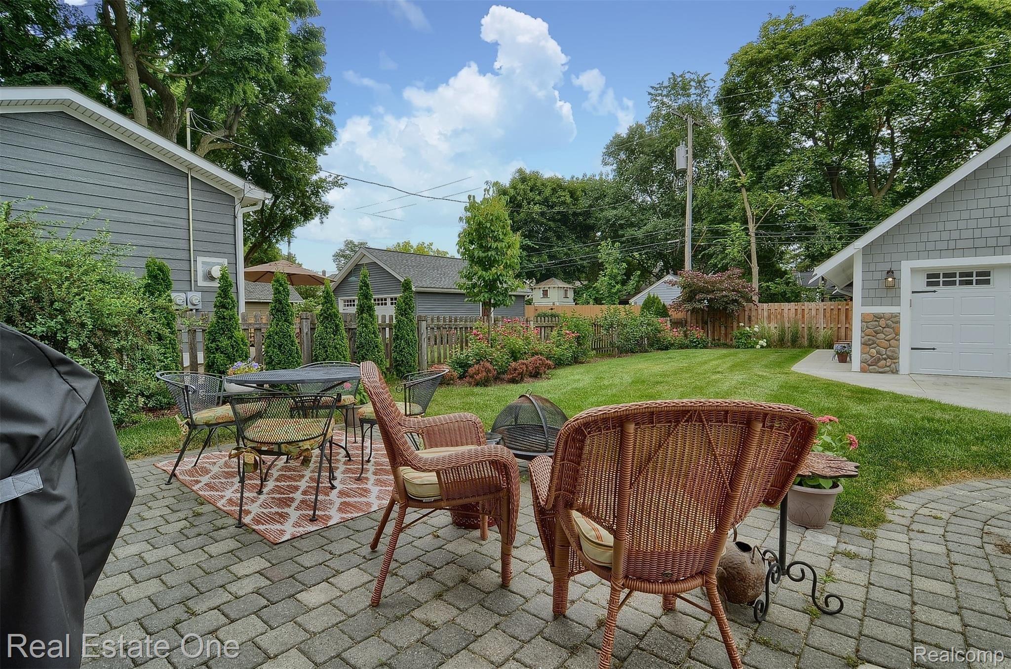 416 North Castell Avenue Rochester, MI 48307 - Photo 31 of 47 Professionally Landscaped Yard!