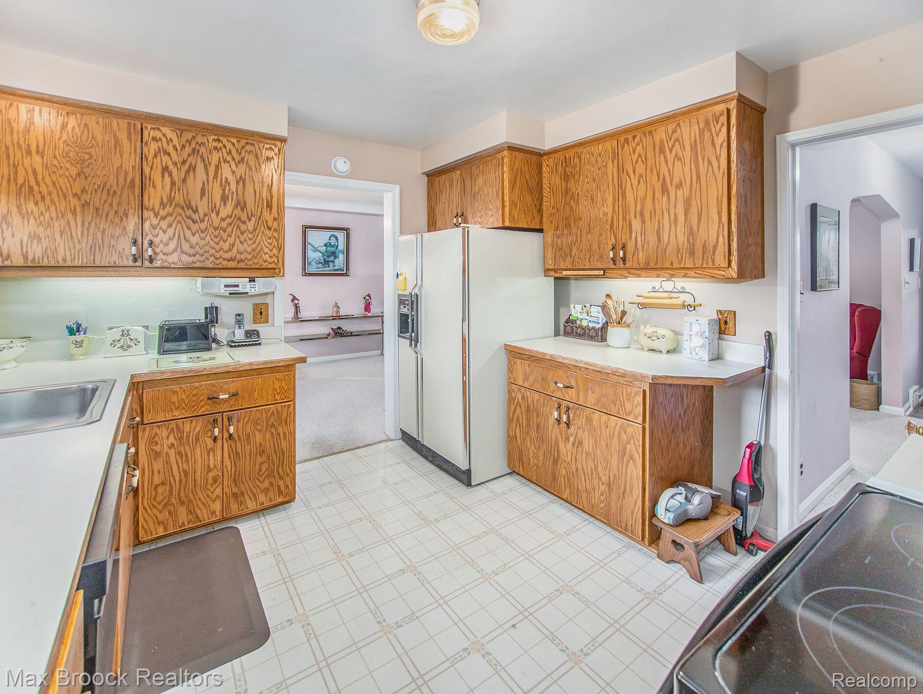 4229 Buckingham Road Royal Oak, MI 48073 - Photo 9 of 36 Kitchen View 3