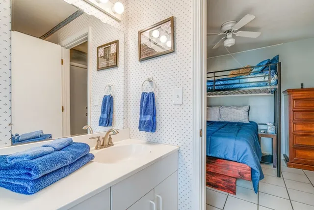 a en suite bathroom with a double vanity sink and a mirror