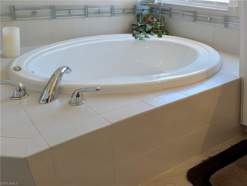 5758 Lago Villaggio Way Naples, FL 34104 - Photo 31 of 42 View of Master bathroom tub