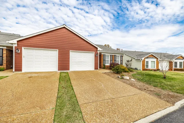 a view of backyard of the house