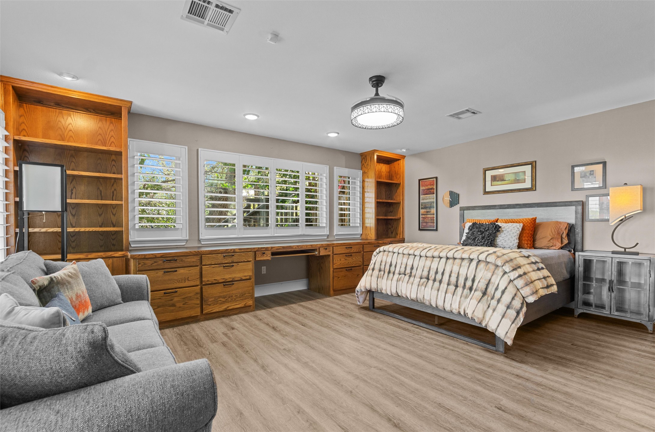 913 South Ridge Road Salado, TX 76571 - Photo 27 of 40 Lower level full bedroom suite with build in desk and bookshelves and bathroom.
