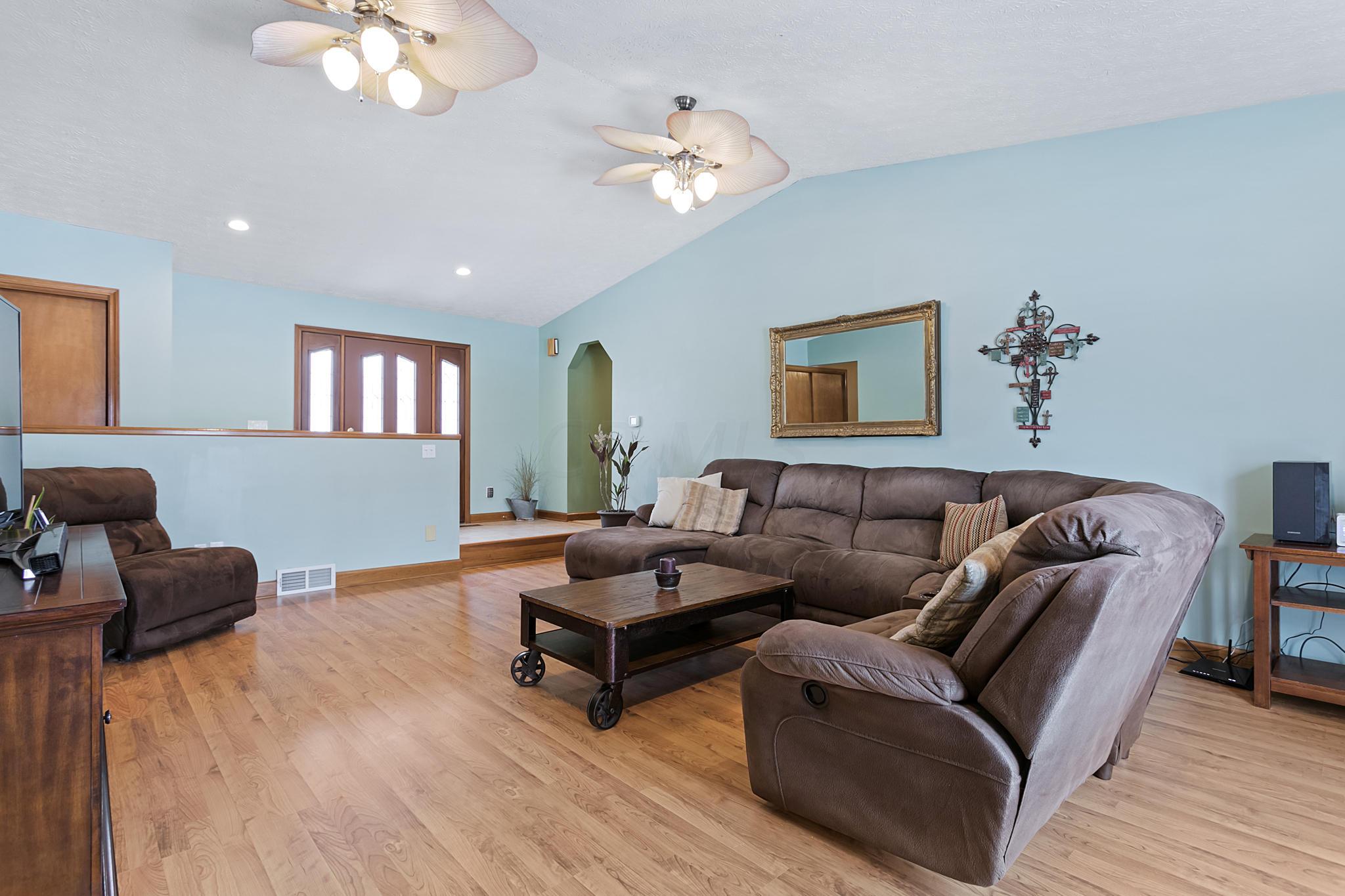 549 20 Grand Road Southwest Pataskala, OH 43062 - Photo 4 of 33 Gallery Image 4