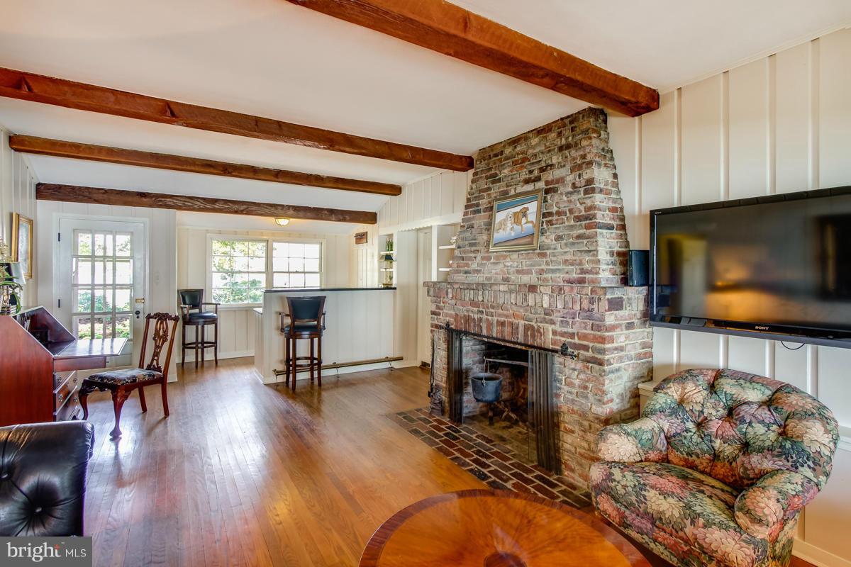 2150 Poplar Ridge Road Pasadena, MD 21122 - Photo 5 of 30 Living room looking west