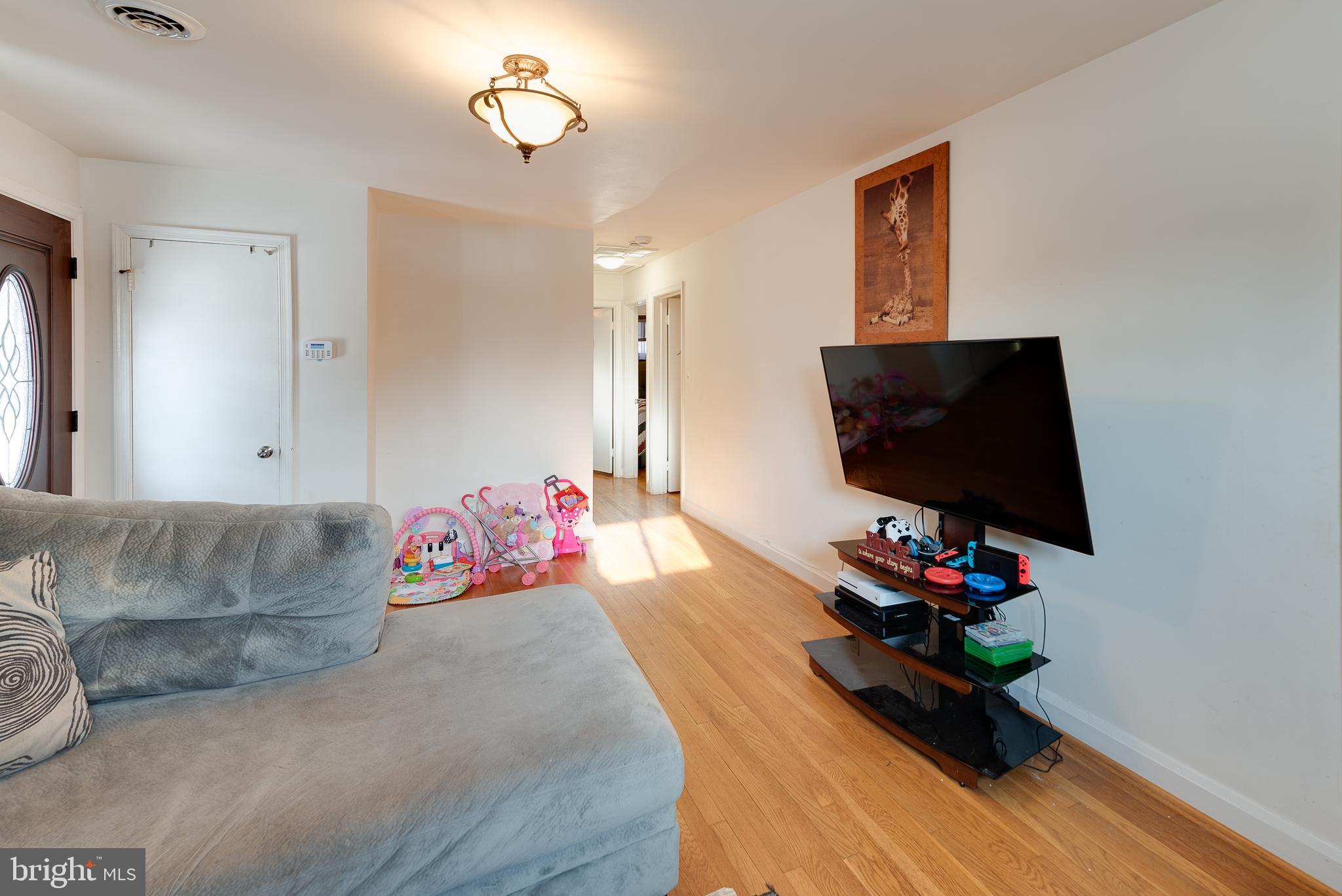 3833 Elmcroft Road Randallstown, MD 21133 - Photo 19 of 28 Livingroom