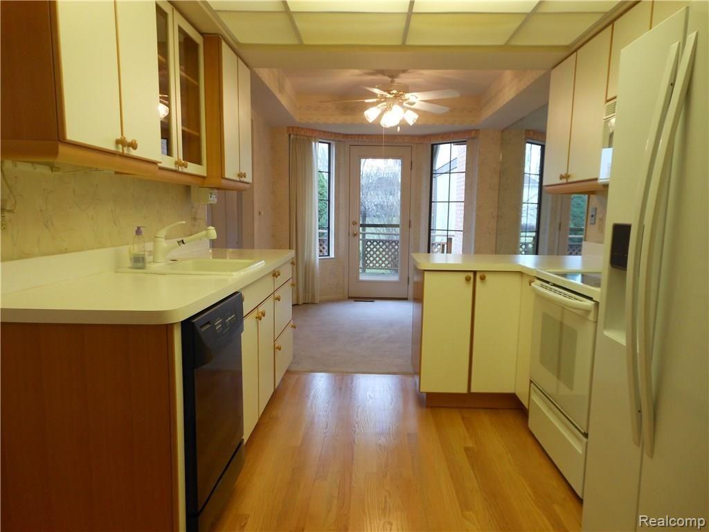 356 Meadow Bridge Drive, Unit 120 Rochester Hills, MI 48307 - Photo 12 of 34