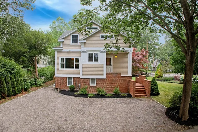 $1,690,000 | 920 Shore Road, Cape Elizabeth, ME 04107