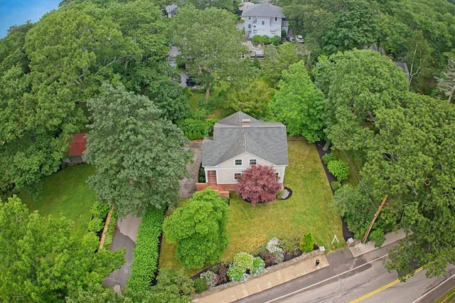 $1,690,000 | 920 Shore Road, Cape Elizabeth, ME 04107