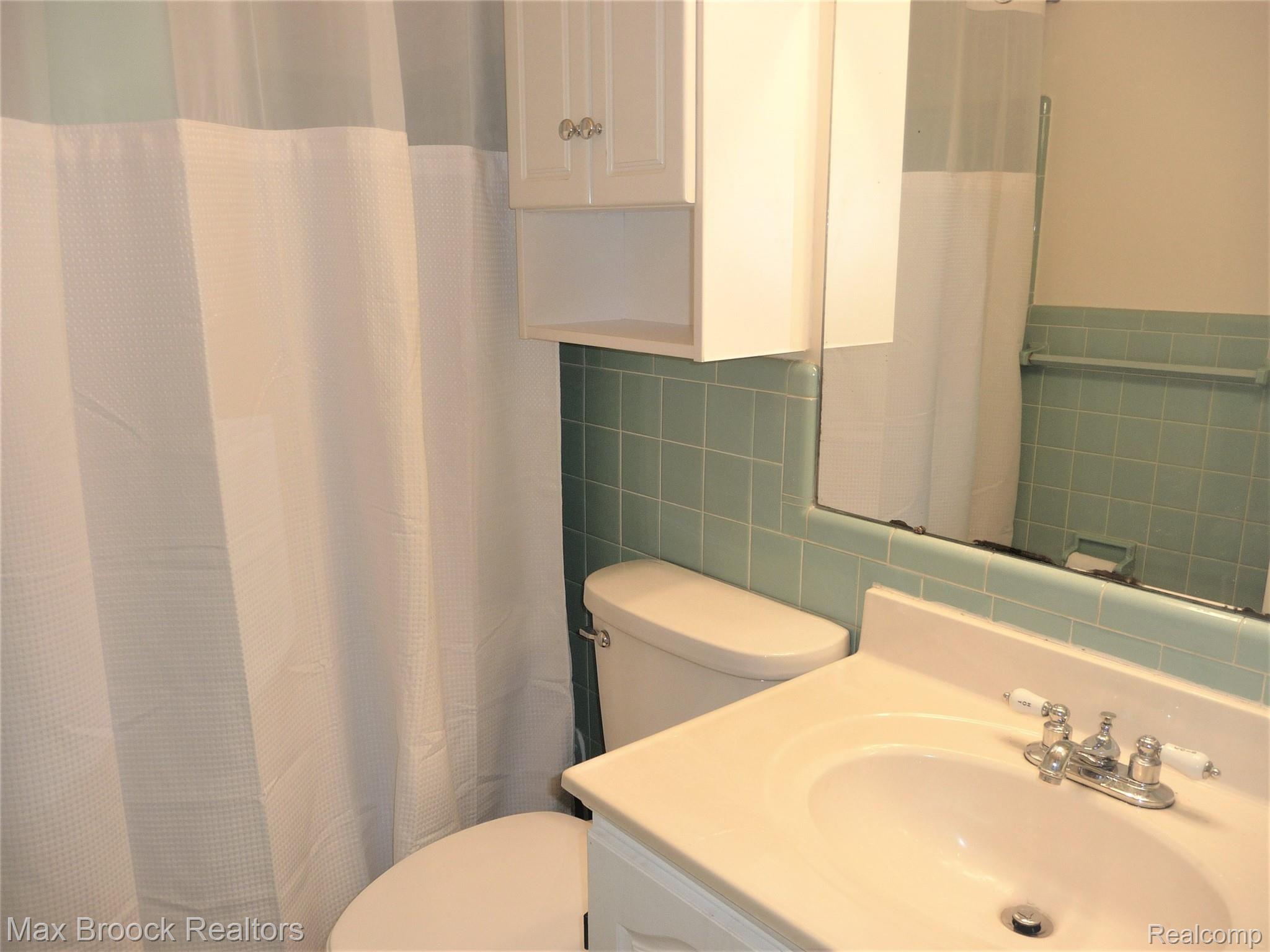 1155 Derby Road Birmingham, MI 48009 - Photo 11 of 14 P1020984 (2).JPG