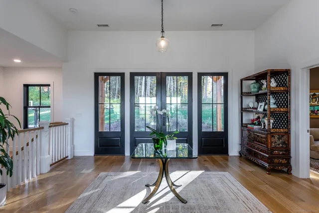 a view of livingroom with furniture and entryway