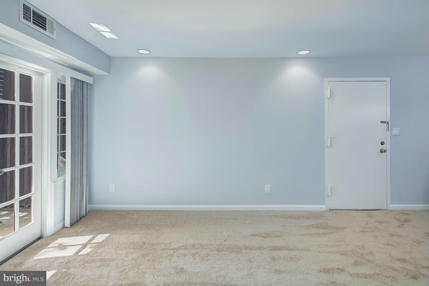 5905 Noblestown Road, Unit 57 Springfield, VA 22152 - Photo 3 of 24 Living Room