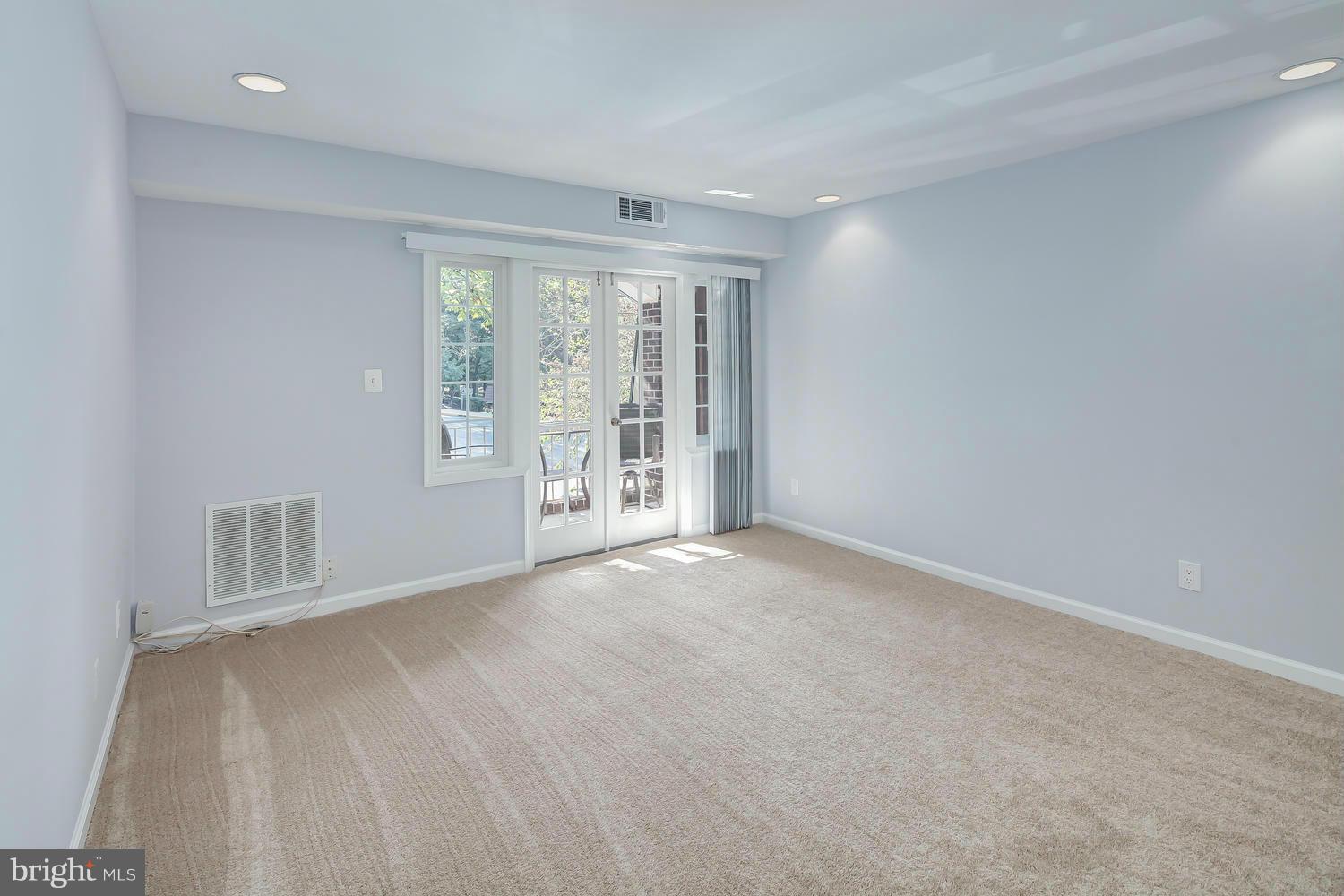 5905 Noblestown Road, Unit 57 Springfield, VA 22152 - Photo 4 of 24 Living Room