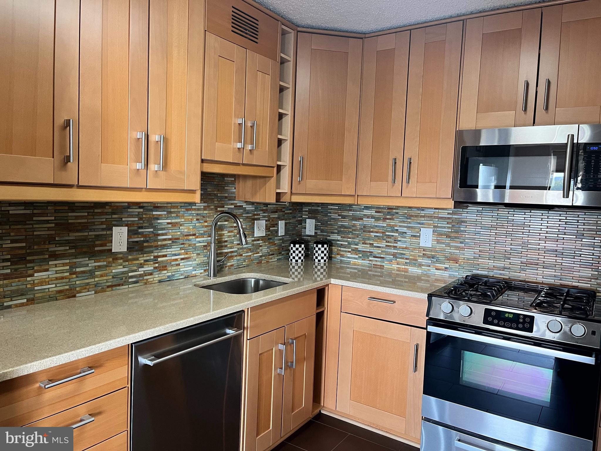 5225 Pooks Hill Road, Unit 1404S Bethesda, MD 20814 - Photo 11 of 29 Kitchen