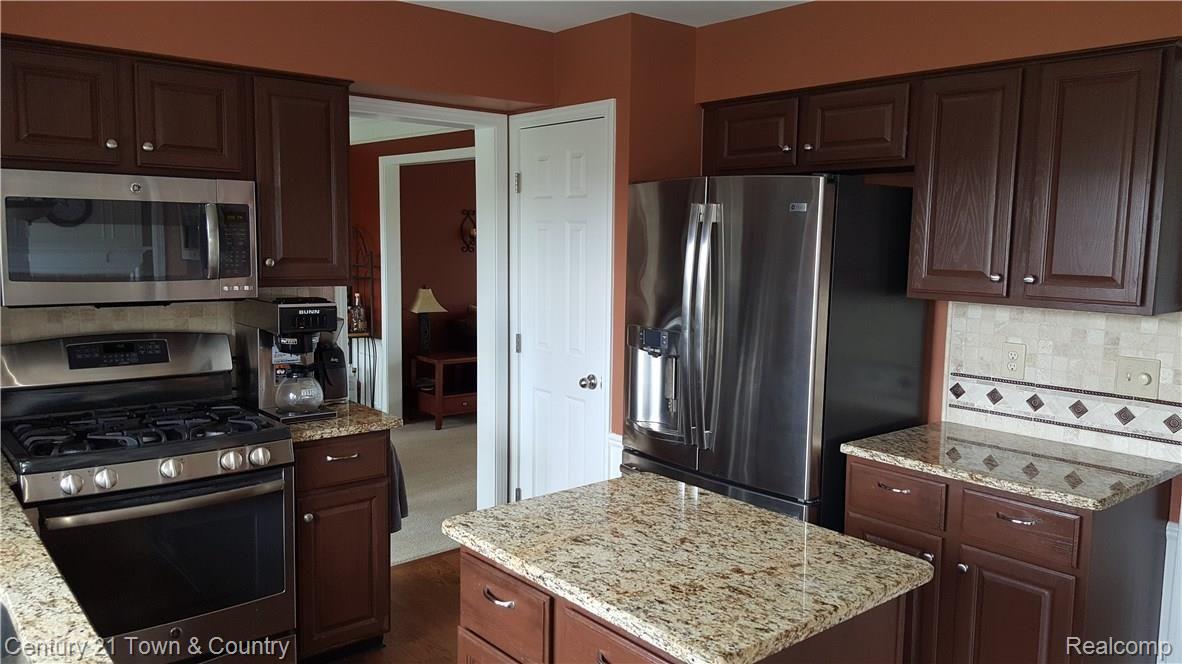 2355 Pleasant View Drive Rochester, MI 48306 - Photo 12 of 37 20170417_135857.jpg