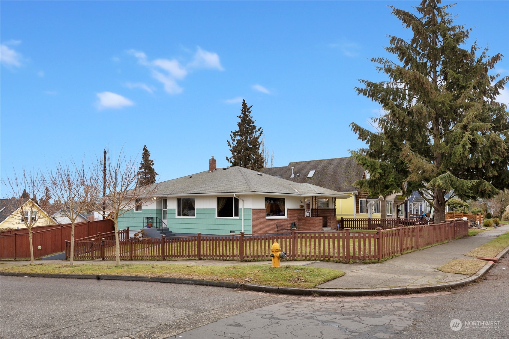 2101 Rockefeller Avenue Everett, WA 98201 - Photo 25 of 26 a front view of a house with a garden