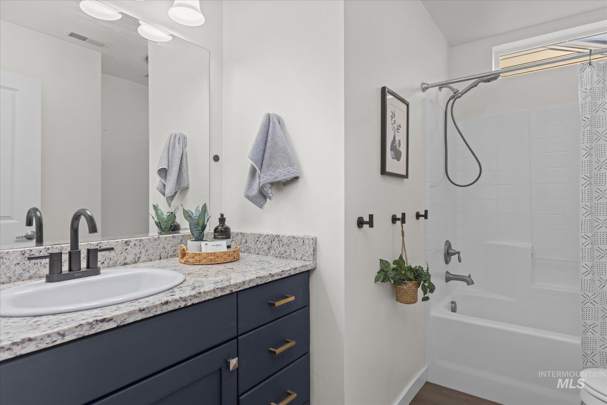 1885 North Justin Avenue Meridian, ID 83646 - Photo 20 of 27 Full bath with vanity and shower / bath combo