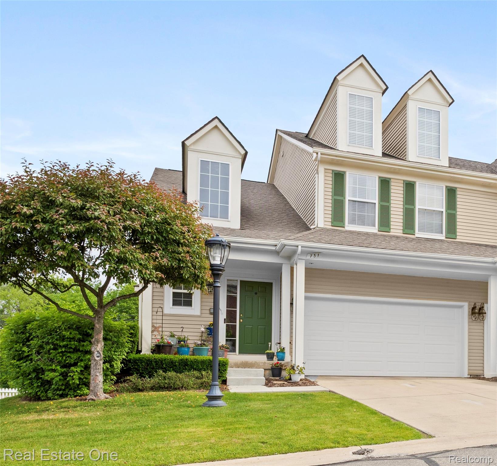 731 East Bluff Court Rochester, MI 48306 - Photo 1 of 39 Exterior.jpg